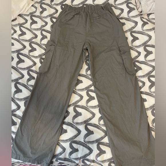 These gray cargo pants are light weight - Picture 3 of 9